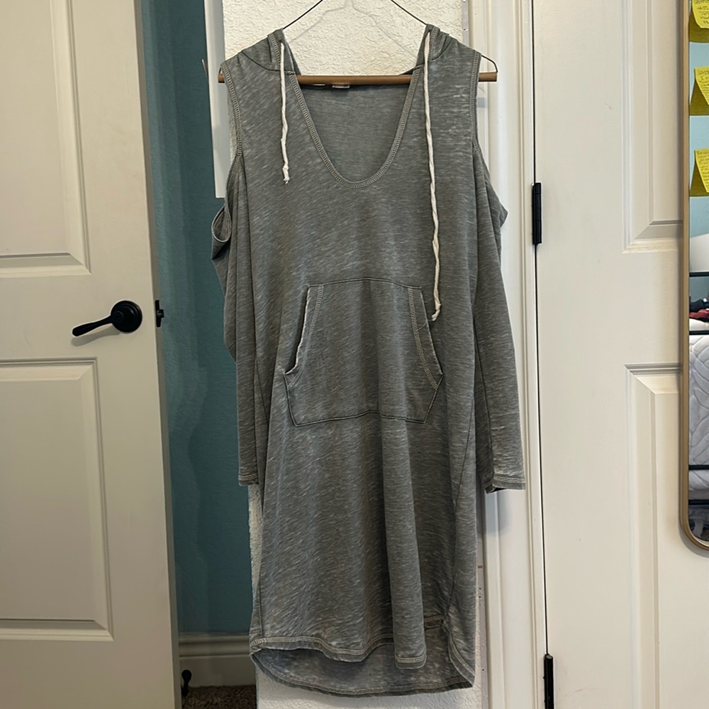 Army green cold shoulder hooded dress
Brand- Venus 
Size- medium